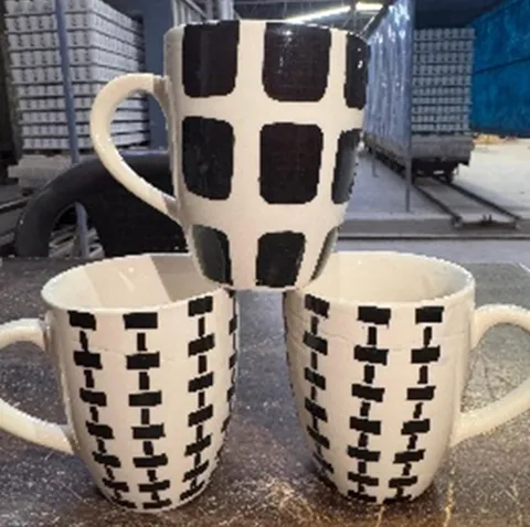 Caneca pintada à mão com quadrados e traços pretos