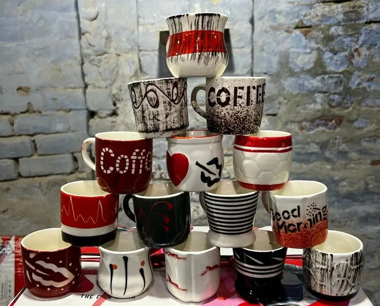 Sortido de canecas pintadas à mão preto e vermelho "Coffee" e "Good Morning"