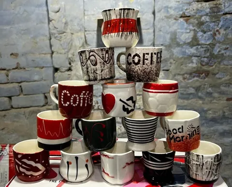Sortido de canecas pintadas à mão preto e vermelho "Coffee" e "Good Morning"