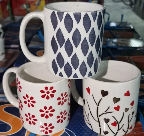 Trio de canecas pintadas à mão losangos azuis, flores e galhos