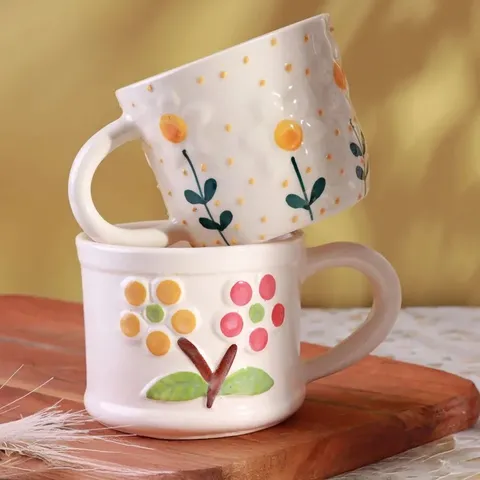 Par de canecas pintadas à mão com flores em relevo