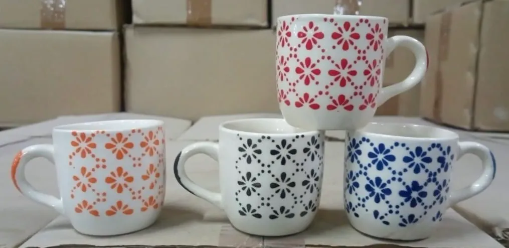 Xícara pintada à mão com padrão floral miúdo