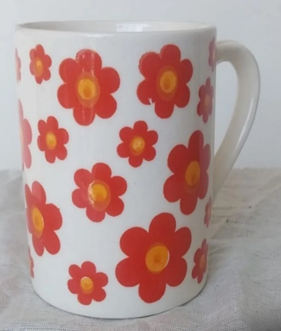 Caneca pintada à mão com flores vermelhas