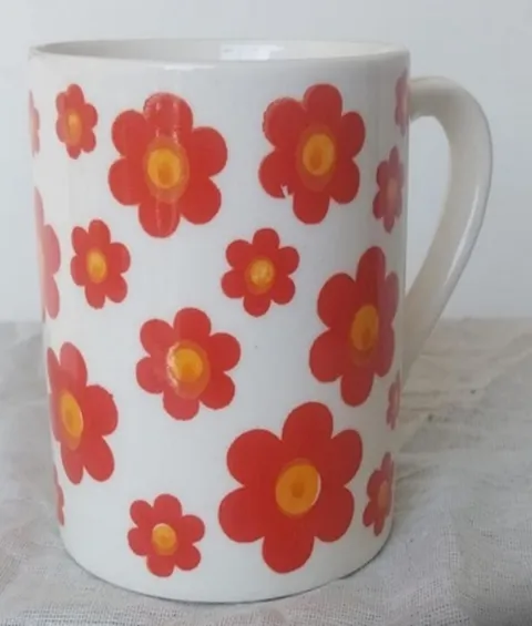 Caneca pintada à mão com flores vermelhas
