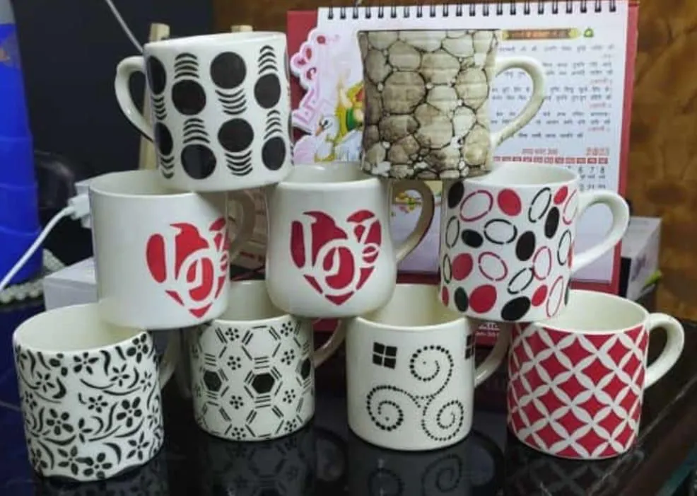 Sortido de canecas pintadas à mão "Love" e geométricas