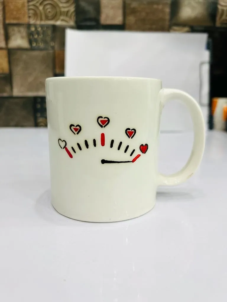 Caneca pintada à mão medidor de amor com corações