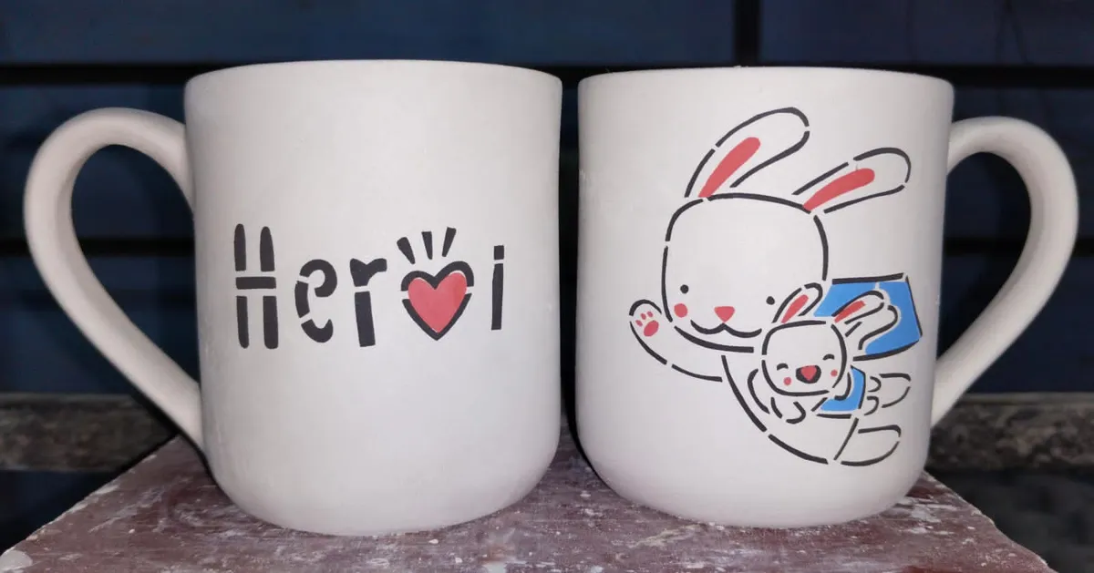 Caneca pintada à mão "Herói" com coelhinhos