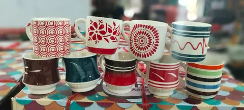 Sortido de xícaras pintadas à mão vermelho e verde-água