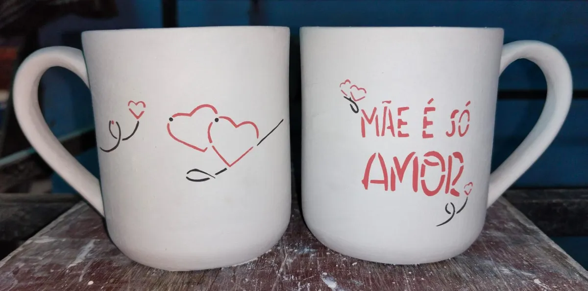 Caneca pintada à mão "Mãe é só amor"