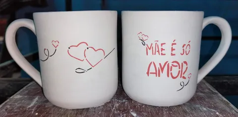 Caneca pintada à mão "Mãe é só amor"