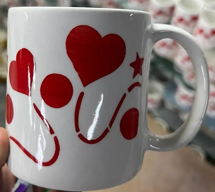 Caneca pintada à mão com corações e bolas vermelhas
