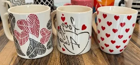 Trio de canecas pintadas à mão com corações