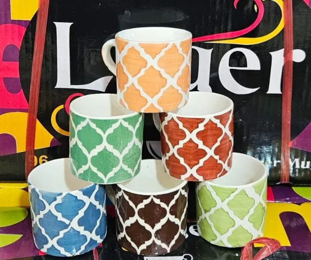Xícara pintada à mão com treliça marroquina