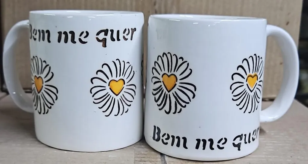 Caneca pintada à mão "Bem me quer" com margaridas