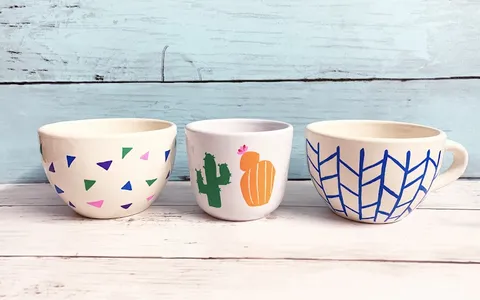 Trio de tigelinhas pintadas à mão com triângulos, cacto e grade