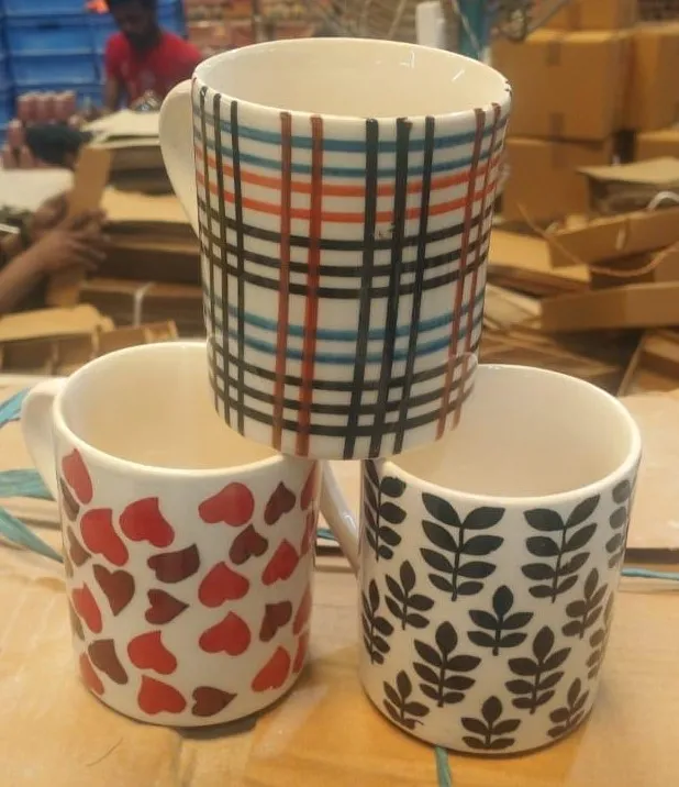 Trio de canecas pintadas à mão xadrez, corações e folhas