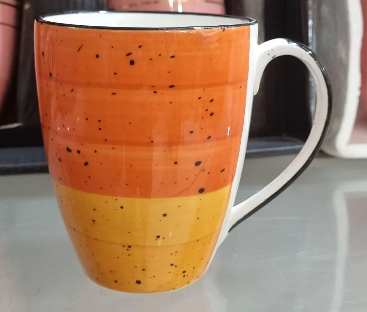Caneca pintada à mão respingada laranja e amarela