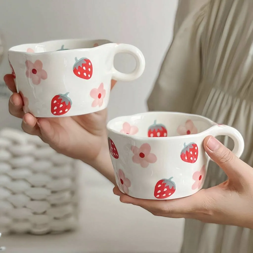 Xícara pintada à mão com morangos e flores rosa