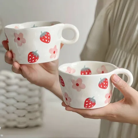Xícara pintada à mão com morangos e flores rosa