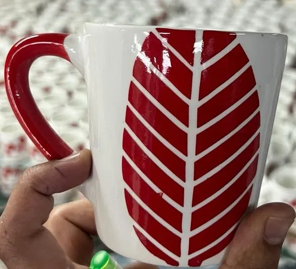 Caneca pintada à mão com folha vermelha e alça vermelha