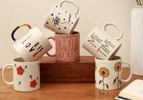 Sortido de canecas pintadas à mão "Love", "Hot Cocoa" e "Me Time"
