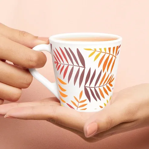 Xícara pintada à mão com folhas outonais