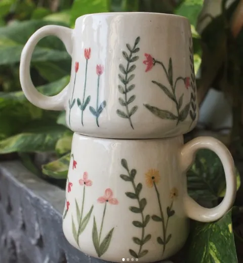 Caneca pintada à mão com flores do campo