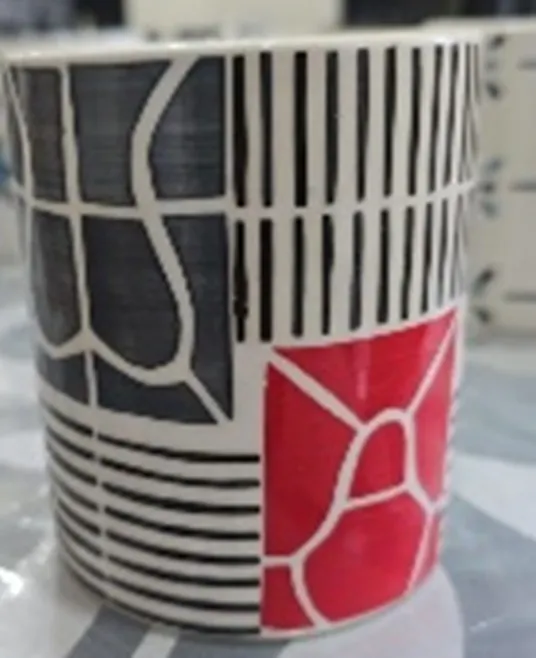 Caneca pintada à mão abstrata preta e vermelha