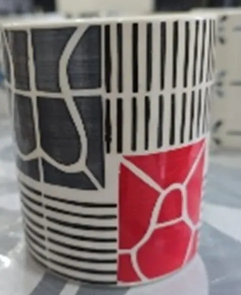 Caneca pintada à mão abstrata preta e vermelha