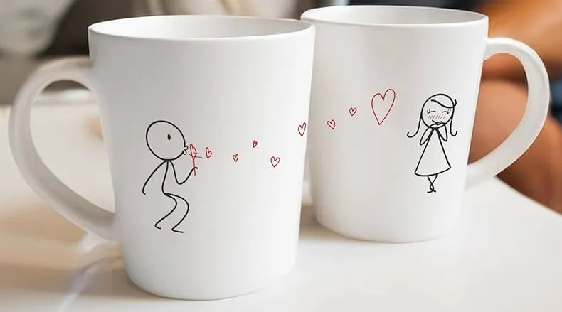Par de canecas pintadas à mão casal com corações