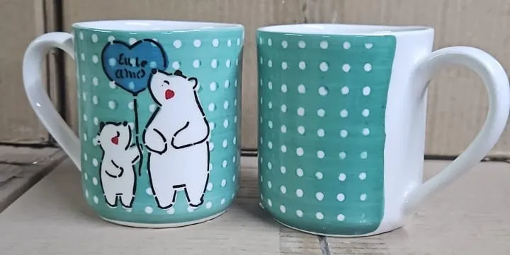 Par de canecas pintadas à mão verde-água com ursinhos e bolinhas