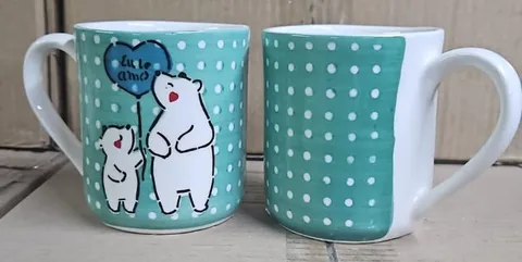 Par de canecas pintadas à mão verde-água com ursinhos e bolinhas