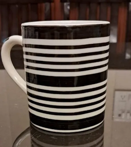 Caneca pintada à mão com listras pretas finas