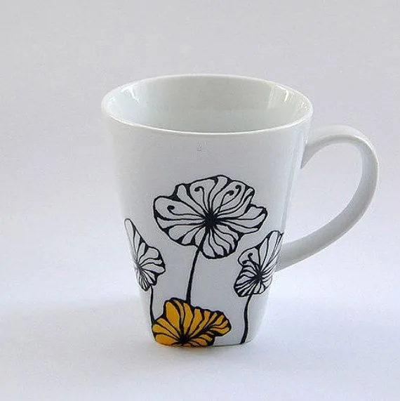 Caneca cônica pintada à mão com flor em traço preto e amarelo