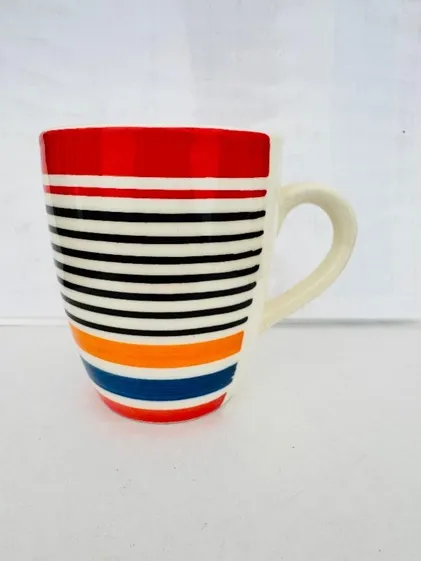 Caneca cônica pintada à mão com listras pretas e coloridas