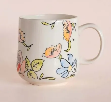 Caneca pintada à mão com flores pastel