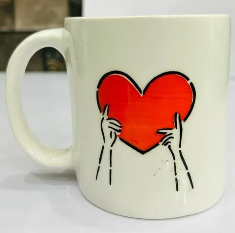 Caneca pintada à mão mãos segurando coração