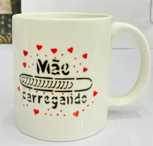 Caneca pintada à mão "Mãe carregando"