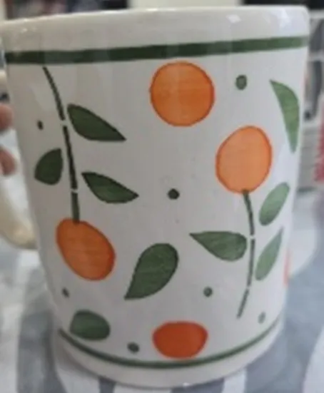 Caneca pintada à mão com frutinhas laranja e folhas
