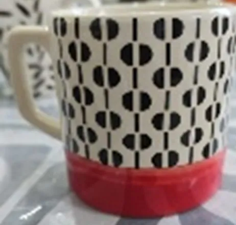 Caneca pintada à mão com meias-luas pretas e base vermelha