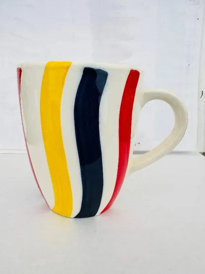 Caneca cônica pintada à mão com listras verticais coloridas