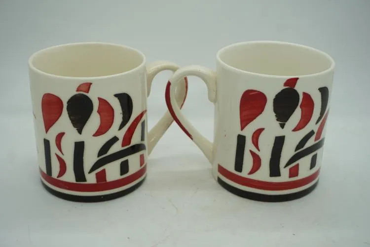 Caneca pintada à mão abstrata vermelha e preta com faixa
