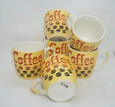 Xícara pintada à mão amarela "Coffee" com grãos