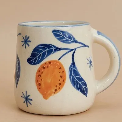 Caneca pintada à mão com limão-siciliano e folhas azuis