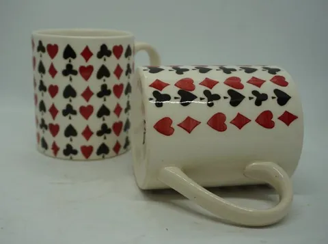 Caneca pintada à mão com naipes de baralho
