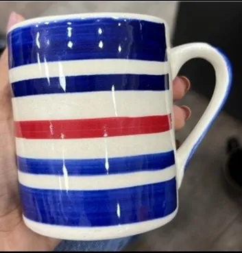Caneca pintada à mão com listras azuis e vermelhas