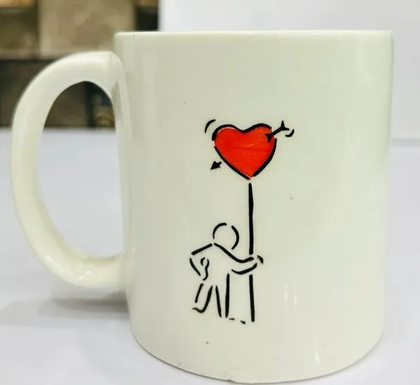 Caneca pintada à mão menino com balão de coração