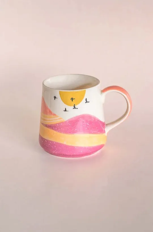 Xícara pintada à mão rosa e amarela com passarinho
