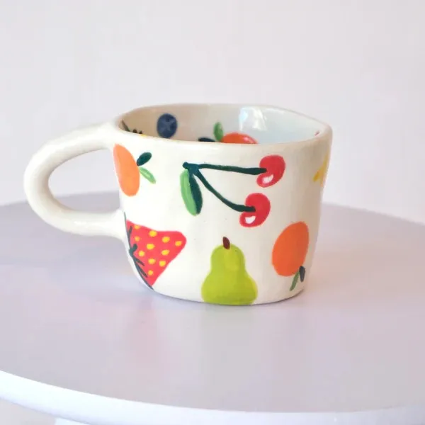 Xícara pintada à mão com frutas