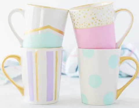 Conjunto de 4 canecas pintadas à mão pastel com dourado